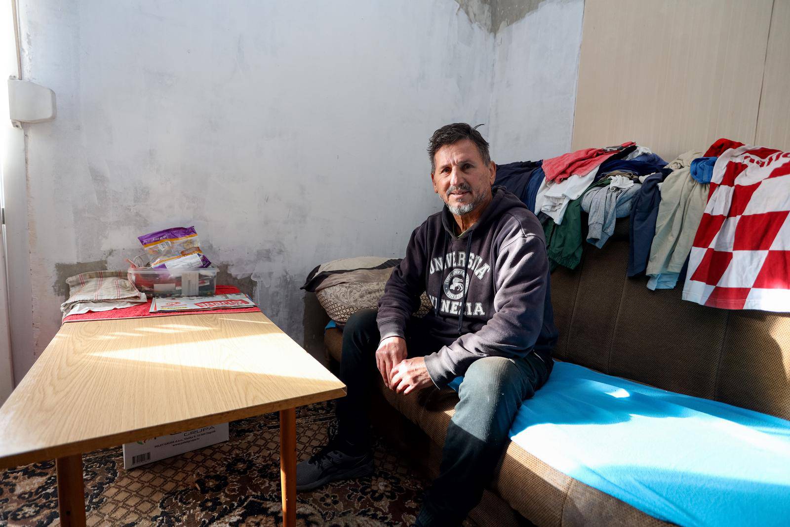 Benkovac: Branitelj Marko živi u stanu koji je u jako lošem stanju i nema struje