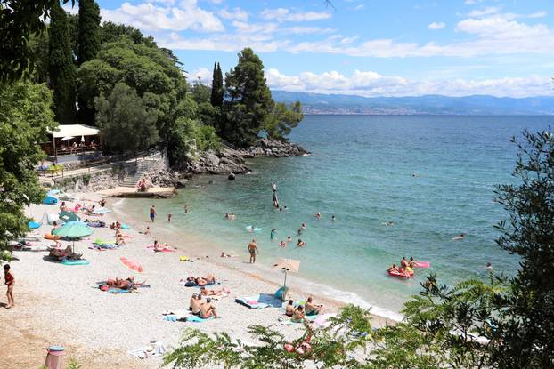 Lovran: Kupa?i na plaži Peharovo