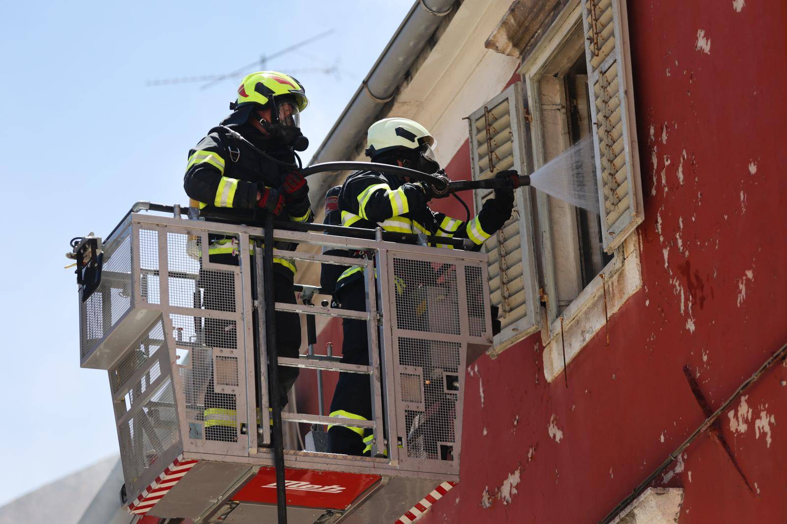 Požar lokaliziran: 'Borba trajala pet sati, više nema opasnosti'