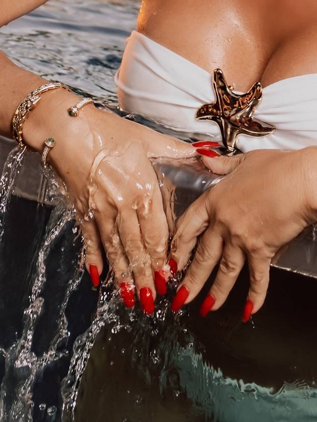 FOTO Mokra Maja Šuput izbacila je adute! Zvijezde joj drže bujni dekolte i minijaturne gaćice