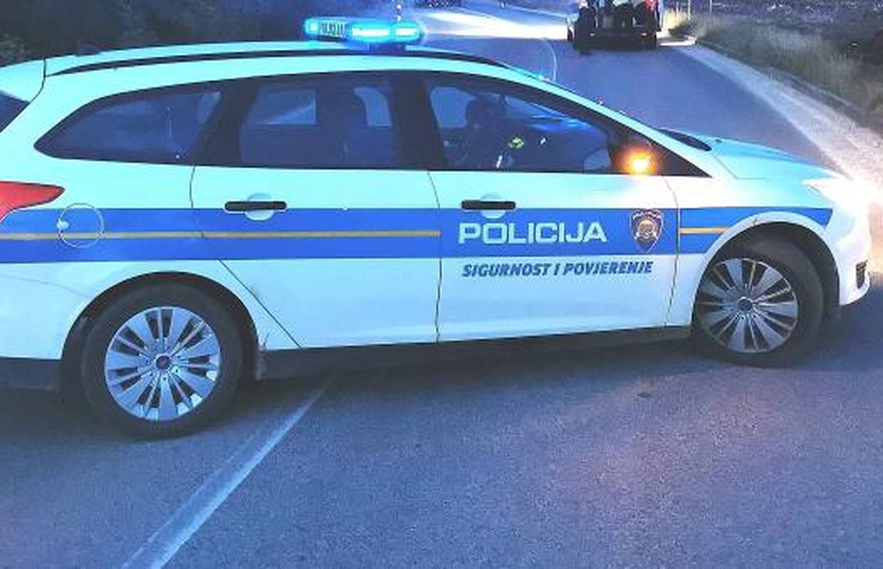 Muškarac (80) izašao iz auta da skloni kamenje s ceste, lopovi ga napali, ukrali mu nakit i sat