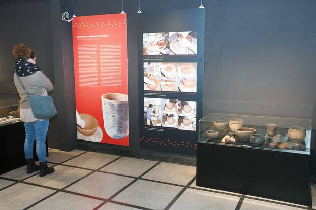 Sisak: Otvorena izložba Arheološkog muzeja Istre "Izrada i pečenje keramike na neolitički način"