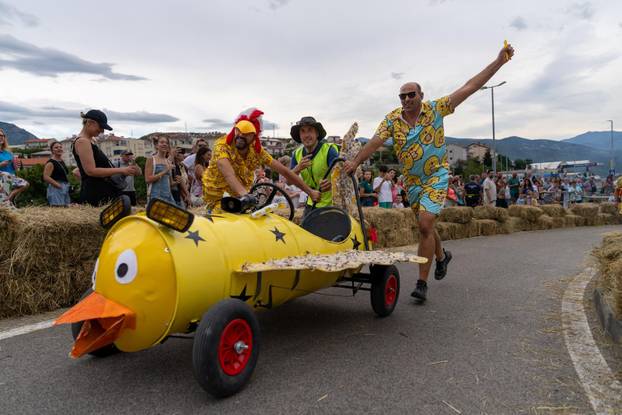 Senj: Održana 1. Senjska maškarana utrka 'Gravity race Senj 2025' podno tvrđave Nehaj