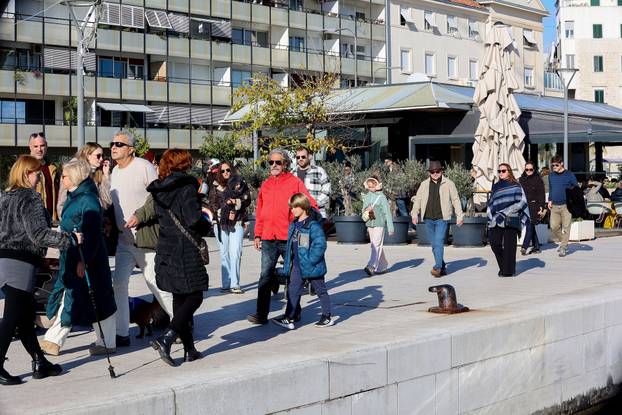 Zubato sunce u Splitu izmamilo je brojne šetače