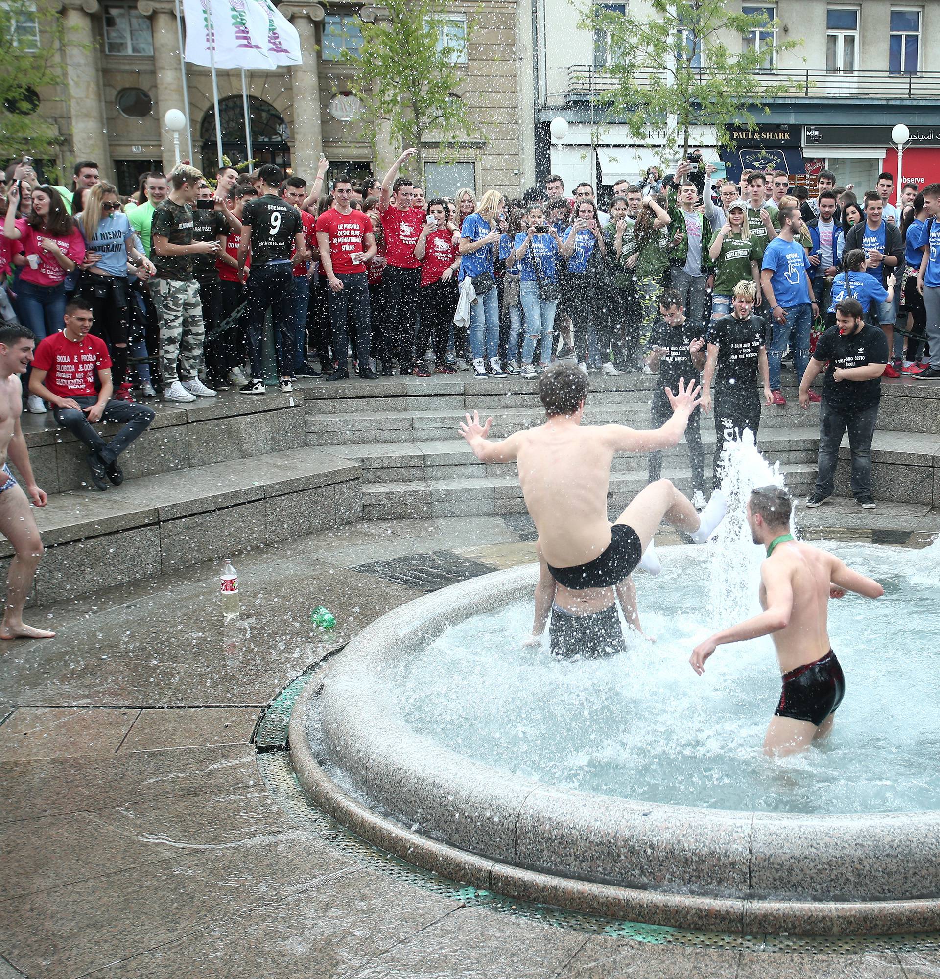 Privedeno je sedmero, a 25 maturanata završilo na Hitnoj