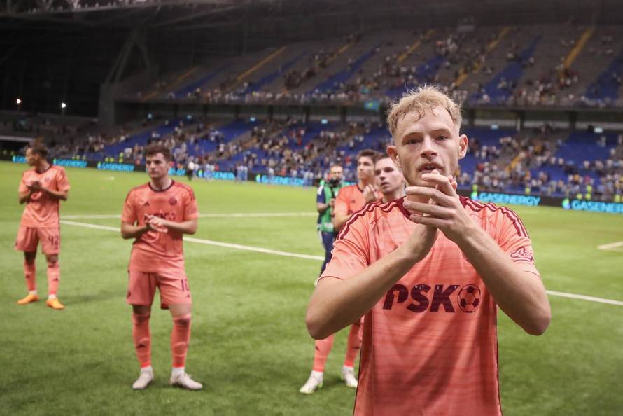 Igrači GNK Dinamo pozravljaju navijače nakon pobjede nad Astanom