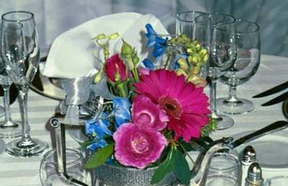 Čajnik i staklena boca kao neobičan i lijep ukras stola