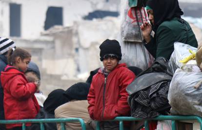 Pothlađeni i izgladnjeli: Tisuće još čekaju evakuaciju iz Alepa