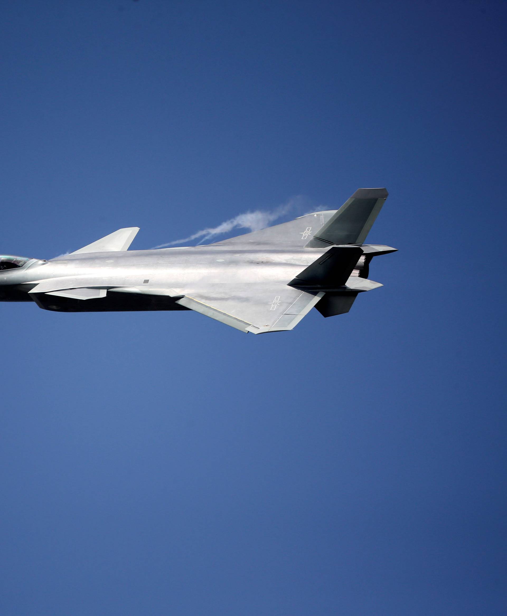 China unveils its J-20 stealth fighter on an air show in Zhuhai