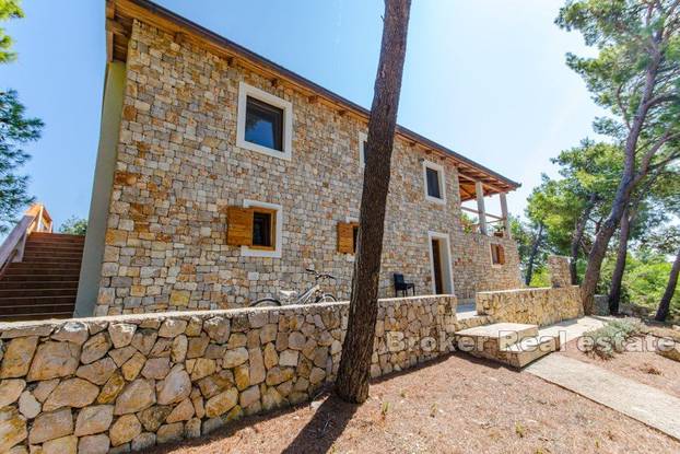 Sami na otoku blizu Kornata: Imanje s kamenom kućom se prodaje za 3,5 milijuna eura...