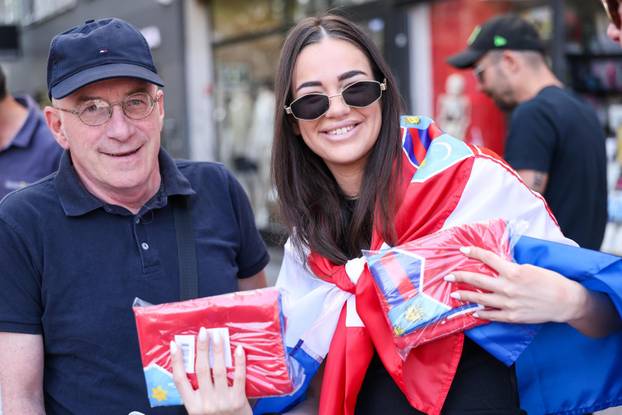 Zagreb: HDZ na Trgu organizirao dijeljenje hrvatskih zastava građanima