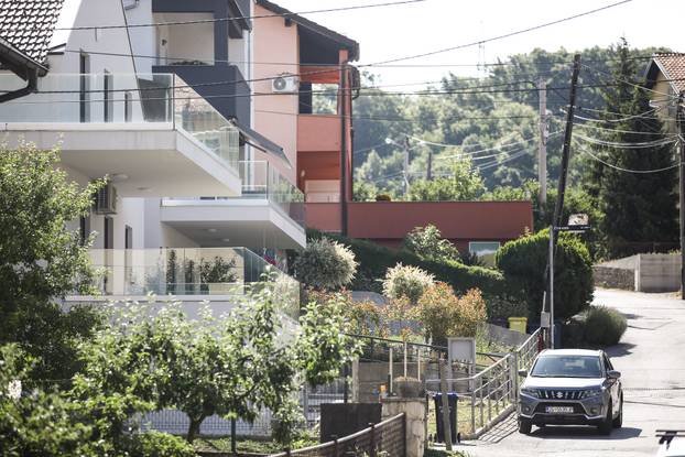 Zagreb: Policijski očevid još uvijek traje gdje su sinoć u ulici Črna voda ubijeni muškarac i žena