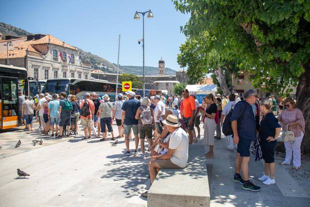 Dubrovnik: Turističke gužve u gradu i spas od vrućine u moru