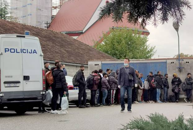 Policija dovela velik broj migranata u policijsku postaju Sesvete