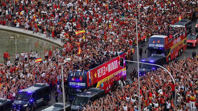 Madrid je poprište ludila! Dva milijuna navijača s nacionalnim herojima slavi u srcu Španjolske
