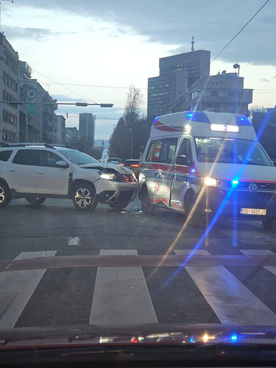 Prometna nesreća u Zagrebu: Sudarili se auto i vozilo Hitne