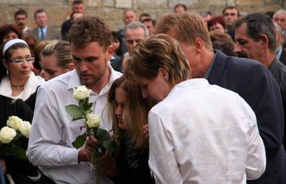 Buzet: Svećenik vrijeđao na  pokopu djevojčice Rine