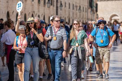 25.09.2021., Dubrovnik - Kraj rujna u Dubrovniku. Velike grupe turista u obilasku grada. Photo: Grgo Jelavic/PIXSELL