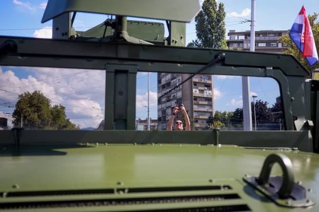 Zagreb: Građani se okupljaju duž trase vojnog mimohoda