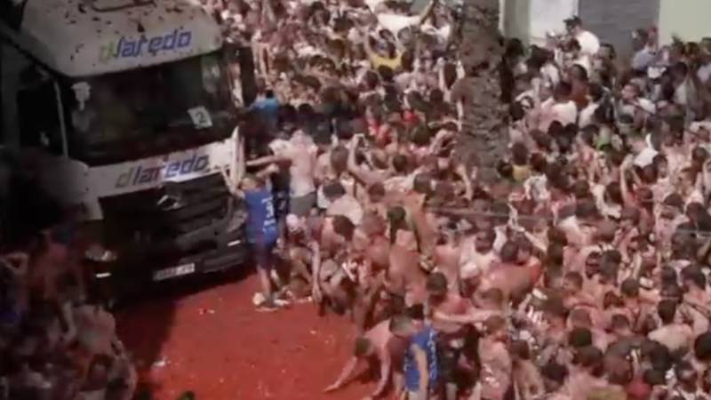 VIDEO Kad ti život da rajčice - gađaj susjeda! Španjolci bacili 150 tona jedni drugima u glavu