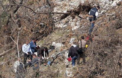 Stijena pala na radnika u šumi, preminuo od ozljeda