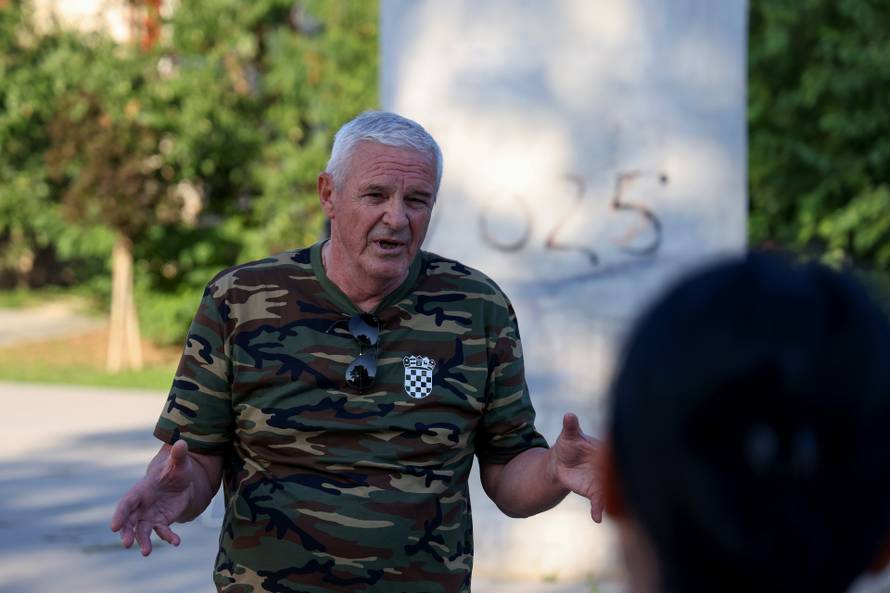 Benkovac: Organizatori benkovačkog festivala "Nosi se" koji je odgođen nakon prosvjeda branitelja održali mirni prosvjed