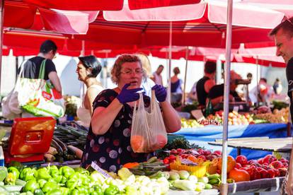 FOTO Vrućine nisu spriječile Zagrepčane da pohrle na Dolac