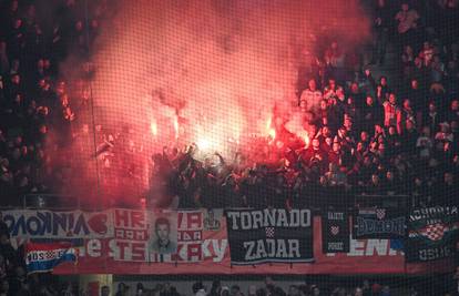 HNS opet plaća za utrčavanje navijača na teren. Tešku kaznu dobio za pirotehniku u Češkoj