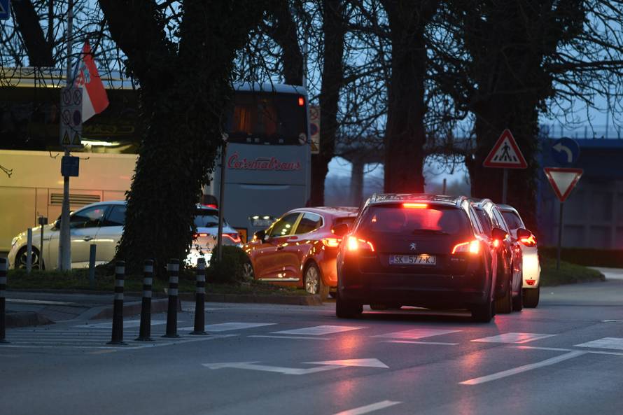 Sisčani pohrlili na benzinske postaje uoči poskupljenja 