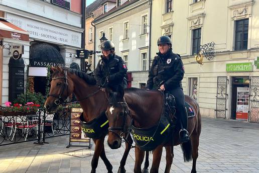 UŽIVO 24sata iz Bratislave: Boysi planiraju korteo prema stadionu, policajci na konjima