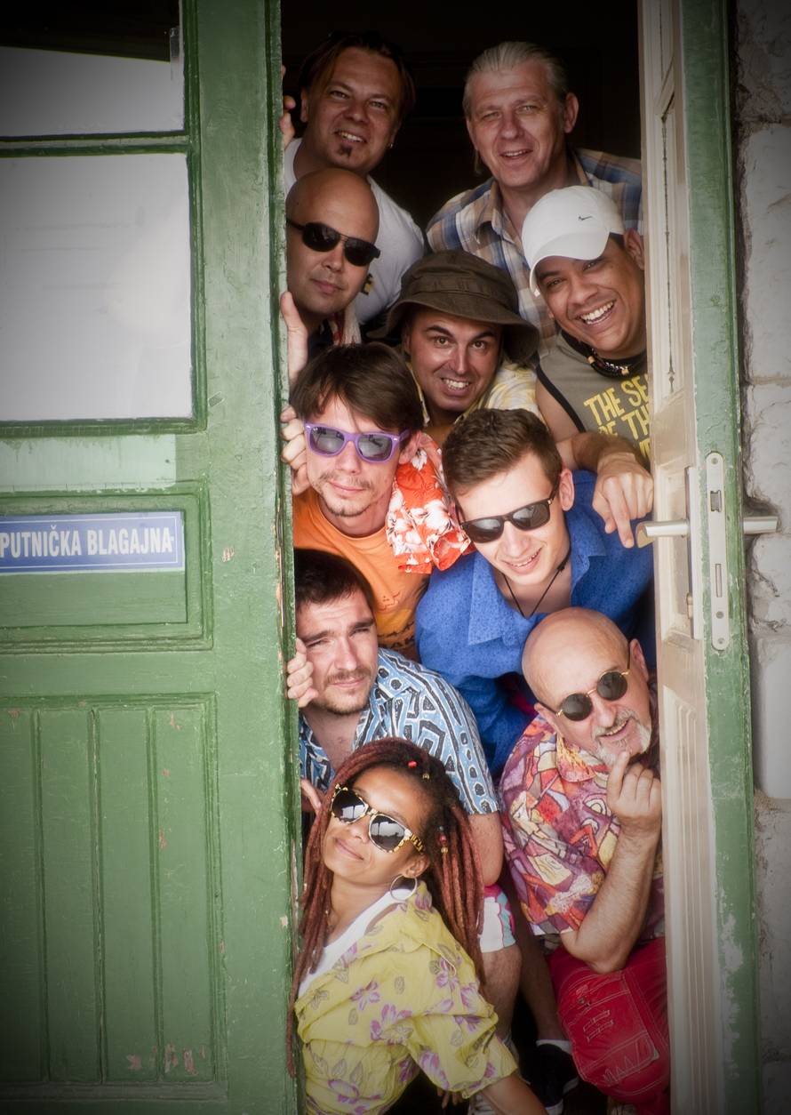 Gustafi sviraju "Maneštru"! Predgrupa: Saša 21