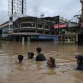 FOTO Dramatični prizori na Tajlandu: 'Ovakve poplave nije bilo 300 godina. 18 je mrtvih'