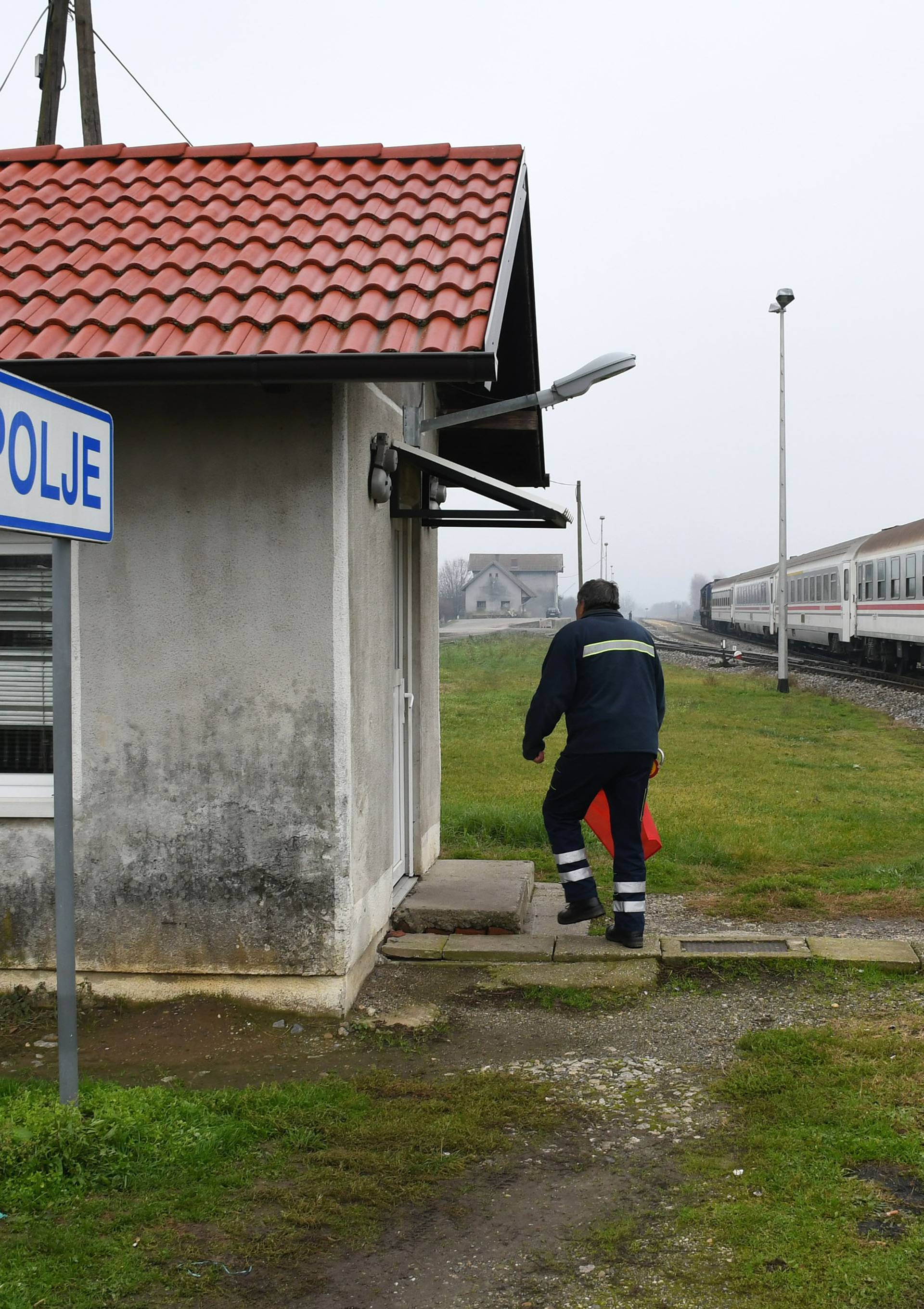 Suhopolje: Vozač mopeda pao pod vlak i poginuo