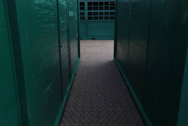 Zagreb: Postavljanje adventskih kućica na Trgu bana Josipa Jelačića