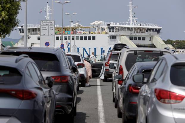 Zadar: Počele su gužve u trajektnoj luci Gaženica