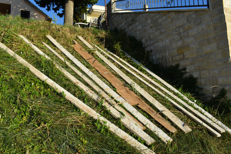 Bijesni turisti na plaži kod Nina: 'Strojevi prolaze u blizini djece, razbacana armatura, smeće...'