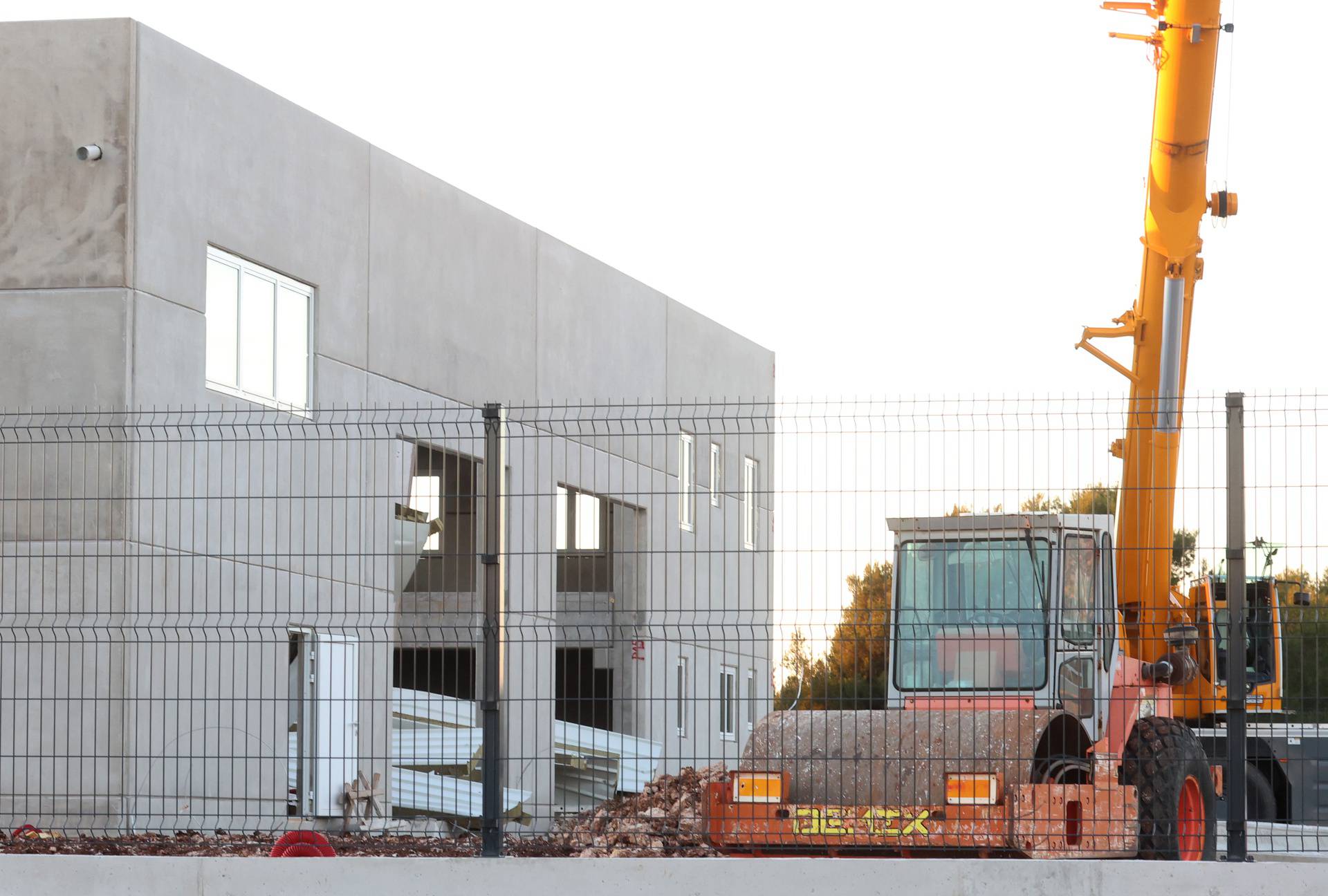 Šibenik: U Industrijskoj zoni Podi urušio se krov hale, jedna osoba poginula