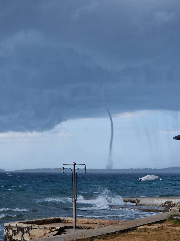 Jučer oluja, pijavice, uništeni auti: Ide nova ciklona iz Italije! Upalili žuti alarm za nevrijeme