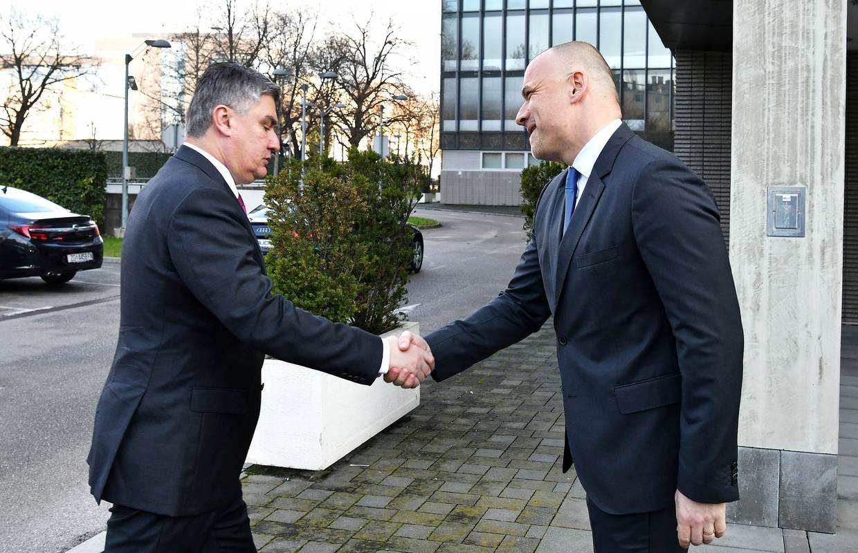 Zoran Milanović je odlikovao zaslužne djelatnike SOA-e