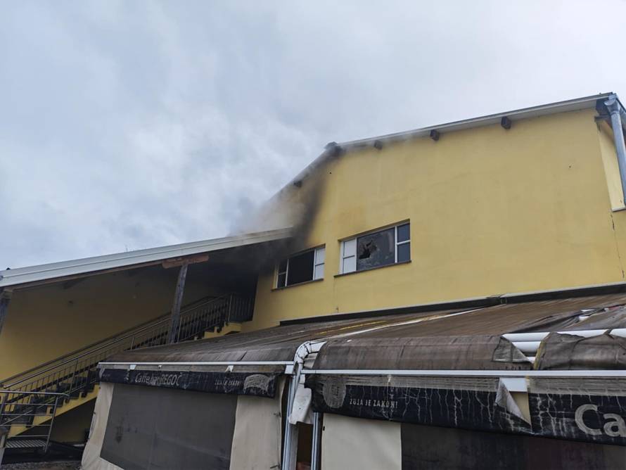 FOTO Gorjelo krovište sale za vjenčanje u Kutjevu, požar gasilo 26 vatrogasaca...