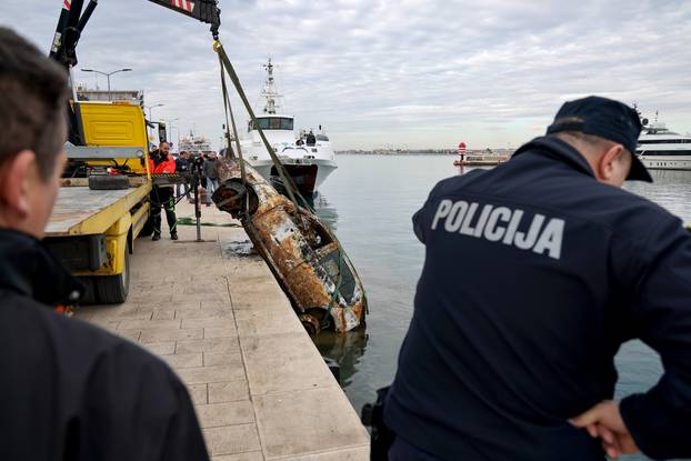 Zadar: Izvlačenje auta koji je 18 godina bio u moru