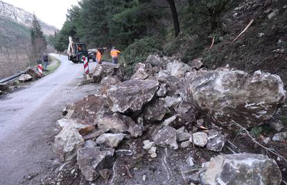 Kamene gromade pale na cestu kod Omiša, nema ozlijeđenih