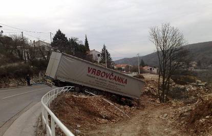 Nije dobro zakočio šleper pa je završio s njim u jarku