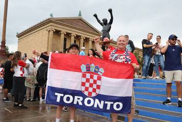 SP 2026 Philadelphia: Navija&ccaron;i Hrvatske fotografiraju se uz spomenik Rockyju