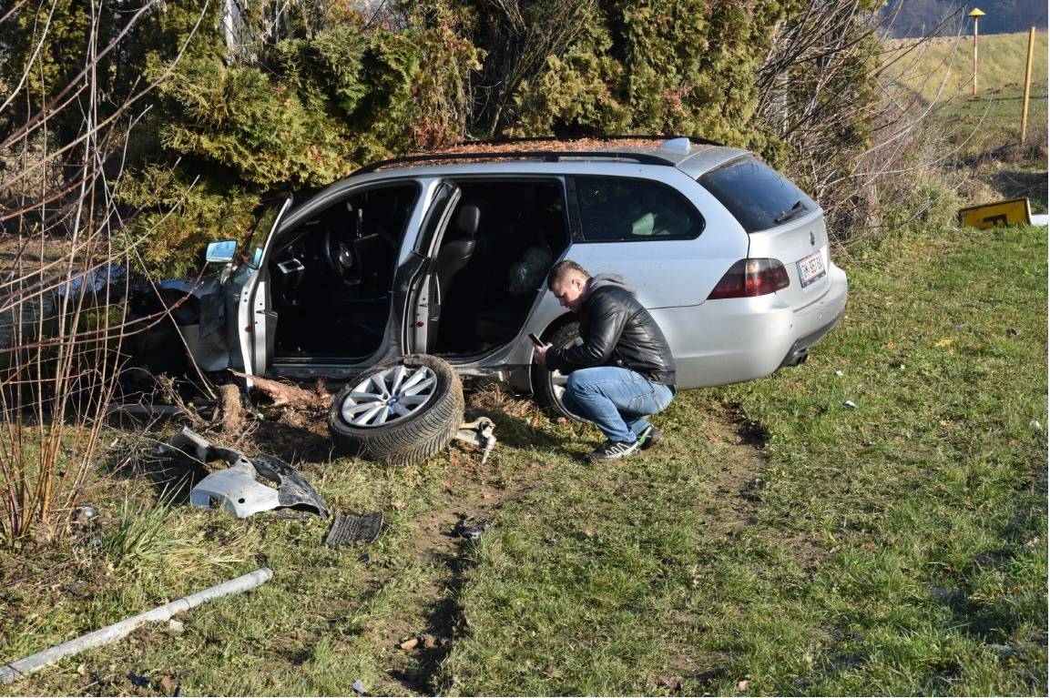 Udario u stupiće i putokaze pa probio žičanu ogradu zatvora