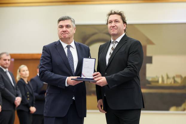 Zagreb: Zoran Milanović uručio odlikovanja i priznanja zaslužnim pojedincima i organizacijama iz područja kulture, znanosti, sporta i gospodarstva