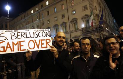 Rim slavi odlazak Berlusconija Poručili mu: 'mafijašu u zatvor'
