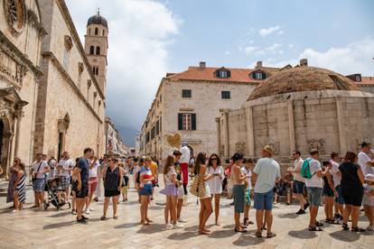 U Dubrovnik dolazi sve više turista, a počele su i prve gužve