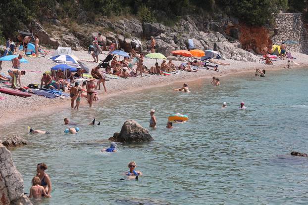Rijeka: Ljudi uživaju na plaži Nova Voda u Kostreni