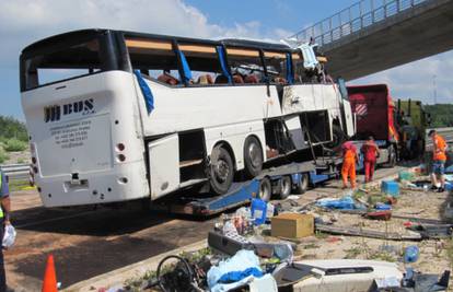 Još ne znaju imena poginulih u češkom busu na autocesti 